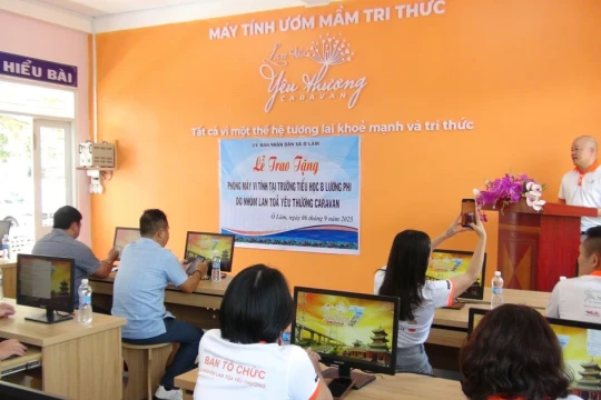 Trao tặng 24 bộ máy tính cho trường tiểu học miền núi An Giang