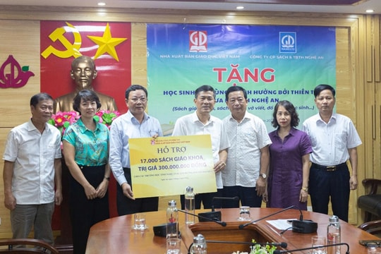Nhà xuất bản Giáo dục Việt Nam trao tặng hơn 17.000 cuốn SGK cho học sinh Nghệ An