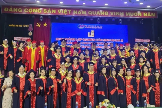 Trường ĐH Tây Đô trao bằng tốt nghiệp cho 102 thạc sĩ