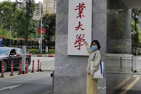 Học lỏm sách của con, bà mẹ 50 tuổi đỗ cao học Luật