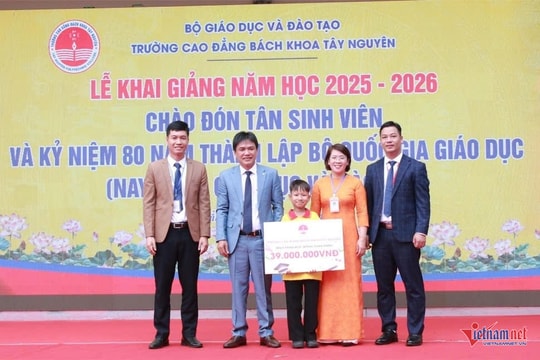 Tân sinh viên 'tí hon' nhận học bổng toàn phần ngày khai giảng