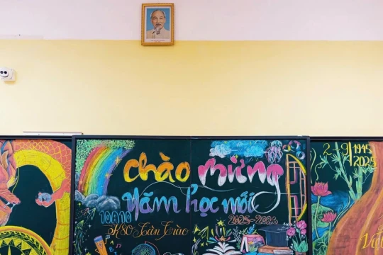 Học sinh Tuyên Quang trang trí bảng lớp thành những bức tranh mừng năm học mới