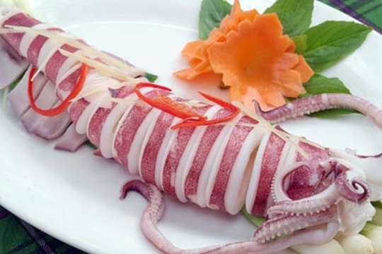 Mực tươi đem hấp hay luộc sẽ ngon hơn?