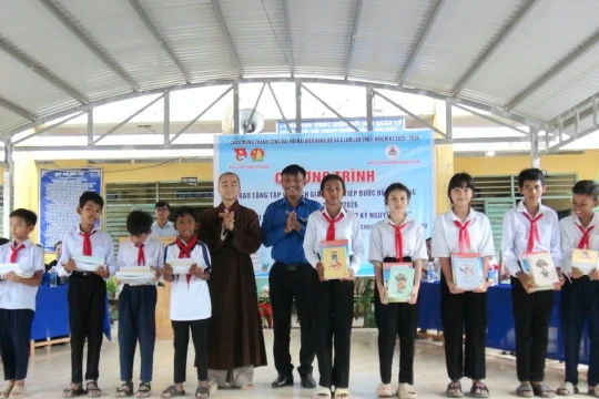 Trao 170 bộ sách giáo khoa tặng học sinh Khmer ở An Giang