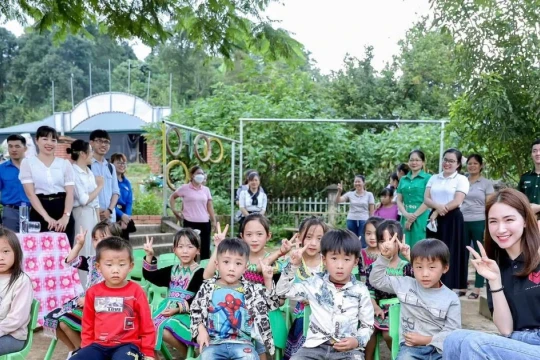 Hoà Minzy nhận nuôi ăn thêm 100 em nhỏ vùng cao