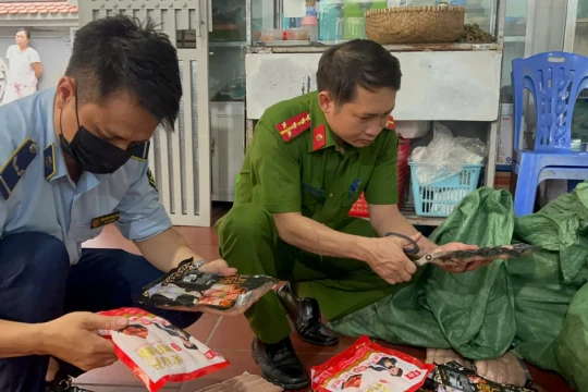 Phát hiện gần 1 tấn xúc xích 'trôi nổi' sắp tuồn ra cổng trường học