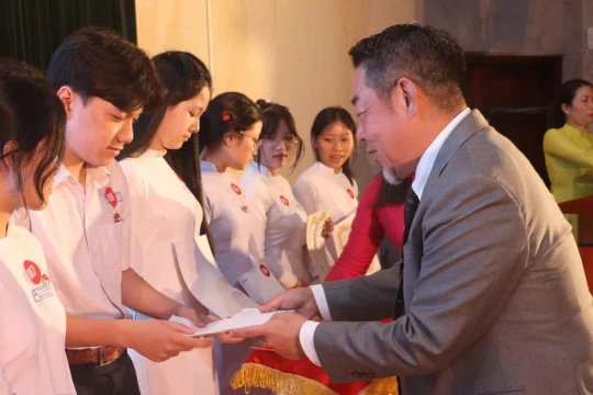 Trao gần 600 triệu đồng học bổng cho 230 học sinh nghèo vượt khó ở Đà Nẵng
