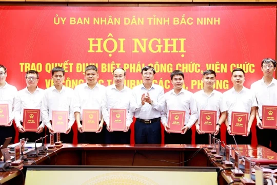Bắc Ninh trao quyết định biệt phái cho 32 viên chức về UBND cấp xã công tác
