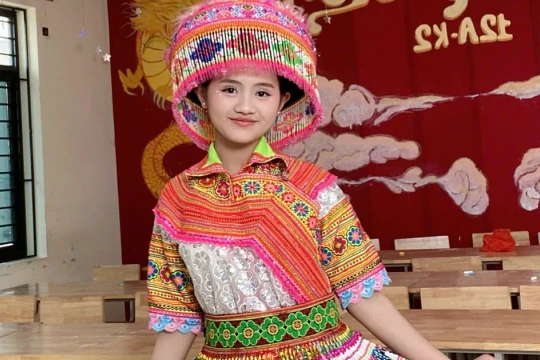 Từ bản nghèo Tả Chải đến thủ khoa Sư phạm Tiếng Mông