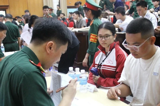 Tân học viên Học viện Kỹ thuật quân sự rộn ràng nhập học