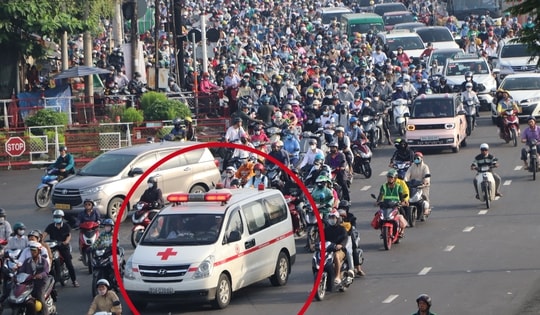 Hình ảnh xe cứu thương "chật vật" di chuyển trên Quốc lộ 13