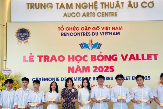 Trao học bổng cho 10 học sinh ưu tú tỉnh Phú Thọ