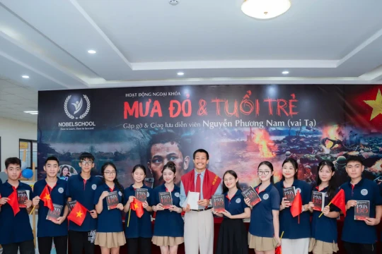 Học sinh Thanh Hoá hào hứng xem ‘Mưa đỏ’, giao lưu cùng diễn viên Phương Nam