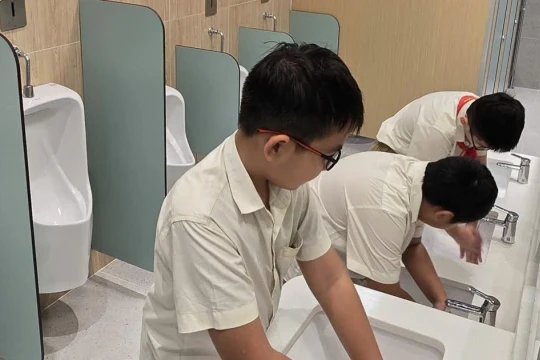 'Khoác áo mới' cho nhà vệ sinh trong trường học