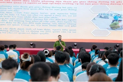 Hơn 800 sinh viên ký cam kết an toàn giao thông