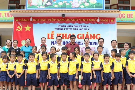 Báo Giáo dục và Thời đại tiếp sức học sinh vùng lũ Nghệ An đến trường