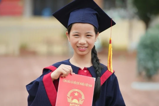 Em bé mồ côi ước mơ làm cô giáo