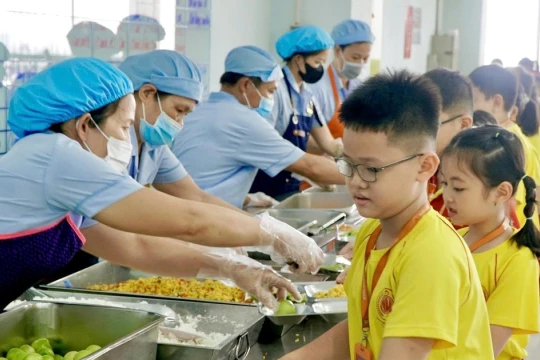 Học sinh lớp 1 học cách tự lập, tự phục vụ