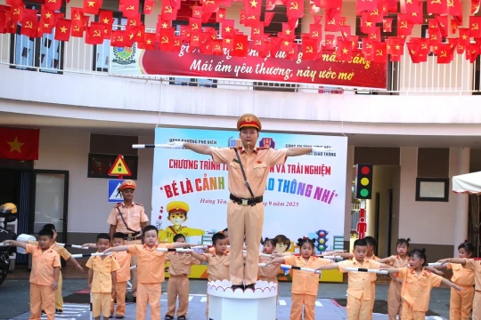 Trẻ mầm non hào hứng trải nghiệm 'Bé là cảnh sát giao thông nhí'