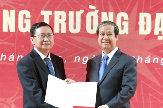 Bộ trưởng Bộ GD&ĐT trao quyết định cho Hiệu trưởng Trường ĐH Nha Trang