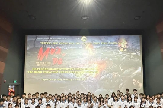 Trường học ở Tuyên Quang khơi dậy lòng yêu nước cho học sinh với phim Mưa đỏ
