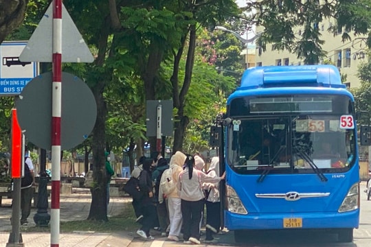 Sinh viên TPHCM chật vật khi xe buýt 33 bỏ trạm Ký túc xá Khu B