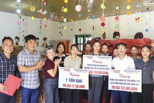 Đồng hành cùng cô trò vùng lũ Điện Biên