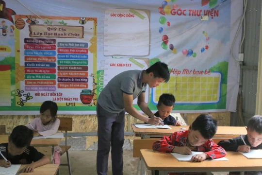 Nâng cao năng lực cán bộ giáo dục cấp xã: 'Vừa chạy vừa xếp hàng'