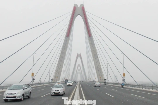 Cấm xe đi lên cầu Nhật Tân vào ban đêm để chuẩn bị tổ chức lại giao thông