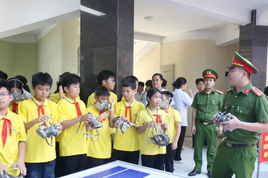 Học sinh Bắc Ninh trải nghiệm thực hành chữa cháy và cứu nạn, cứu hộ
