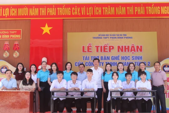 Công ty Thanh Tùng 2 trao tặng hơn 200 triệu đồng cho Trường Phan Đình Phùng