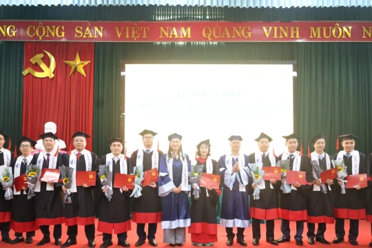 54 tân cử nhân Luật nhận bằng tốt nghiệp tại Trung tâm GDTX Vĩnh Phúc