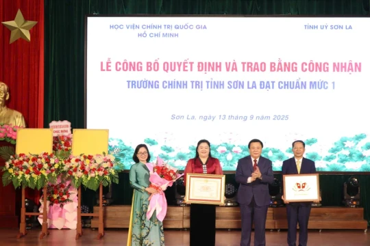 Trao Bằng công nhận Trường Chính trị tỉnh Sơn La đạt chuẩn mức 1