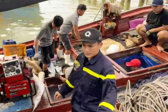 Kịp thời ứng cứu tàu cá của ngư dân Đắk Lắk đang chìm trên biển