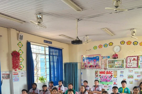 Phụ huynh hào hứng đón chờ bộ sách giáo khoa miễn phí