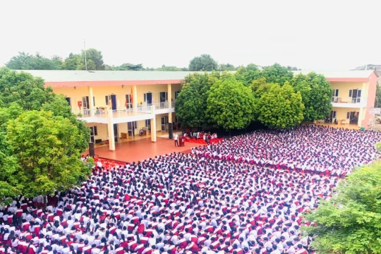 Trường học ở Đắk Lắk tài trợ cho 2.000 học sinh đi xem phim Mưa đỏ