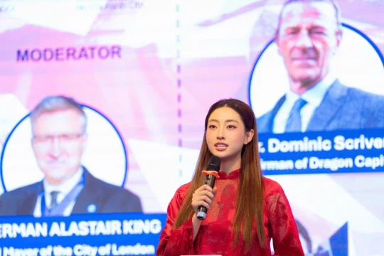 Hoa hậu Lương Thùy Linh khẳng định bản lĩnh trong vai trò MC hội nghị quốc tế