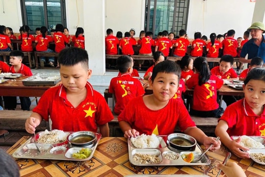 Phụ huynh bất ngờ suất cơm bán trú 17.000 đồng, cộng đồng mạng khen ngợi