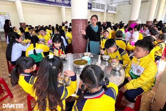 Vụ suất ăn trường học bị tố không đảm bảo: Đầu bếp tố cáo đã nghỉ việc