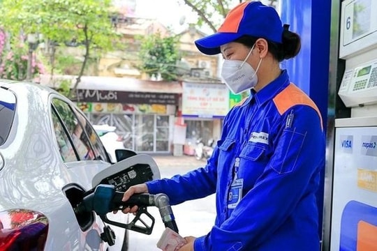 Giá xăng vượt mốc 20.500 đồng/lít