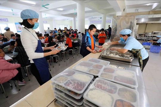 Trường học tại Hà Nội thực hiện nghiêm quy trình 'kiểm thực 3 bước', bảo đảm an toàn thực phẩm