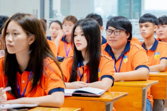 Áp lực đầu năm đại học: Làm thế nào để sinh viên không 'gục ngã'?