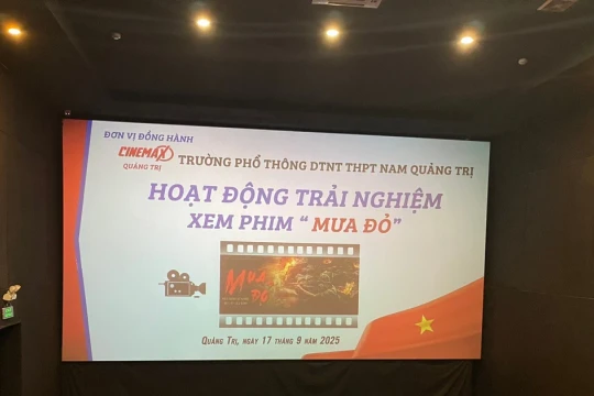 Trường dân tộc nội trú ở Quảng Trị tài trợ vé cho học sinh xem phim 'Mưa đỏ'