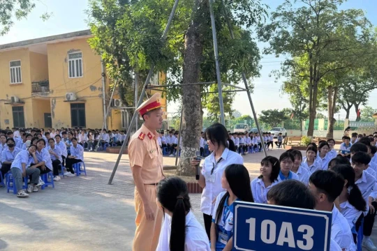 Công an Hưng Yên tuyên truyền pháp luật về TTATGT đến các trường học