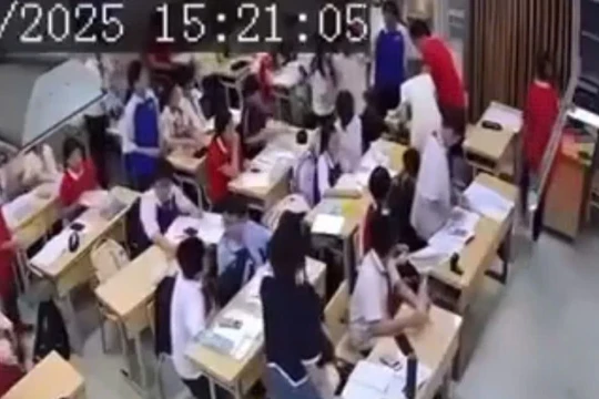 Vụ học sinh kéo tóc, xô ngã giáo viên: Xử lý để vừa răn đe vừa cho học trò sửa sai