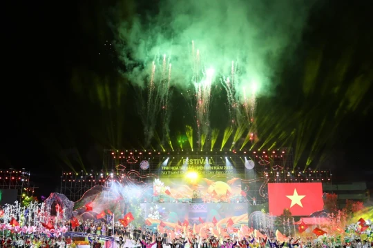 Điện Biên rực rỡ đêm khai mạc Festival Tinh hoa Tây Bắc 2025