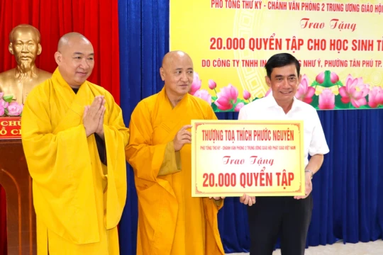 Sở GD&ĐT Cà Mau tiếp nhận 20.000 quyển tập hỗ trợ học sinh nghèo