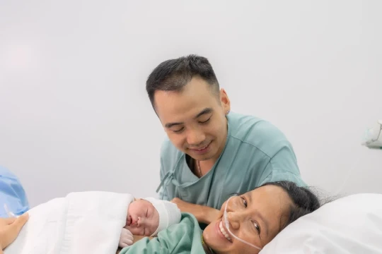 H'hen Niê vỡ òa hạnh phúc khi được làm mẹ, bày tỏ lòng biết ơn với mẹ và chồng