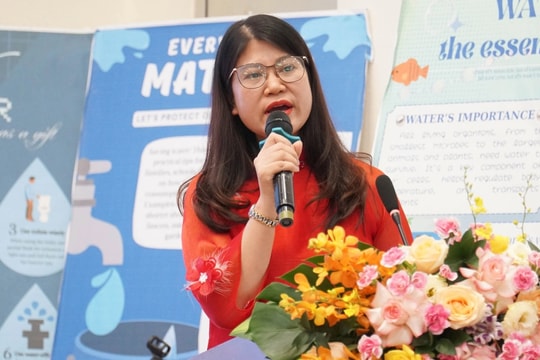 Dạy môn thể dục, văn, sử, địa bằng tiếng Anh