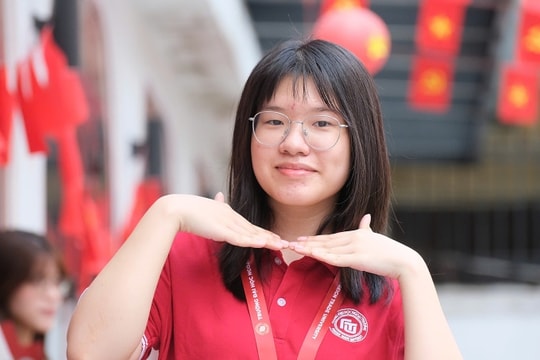 Nữ sinh 'trường làng' là thủ khoa Ngoại thương với SAT top 1% thế giới
